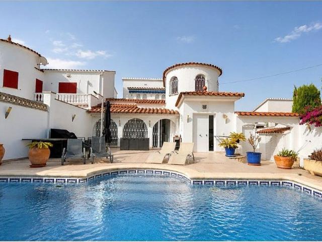 Chalet en venta en calle Pení, Castelló d´Empúries, de 158 m² 3 habitaciones por 570.000