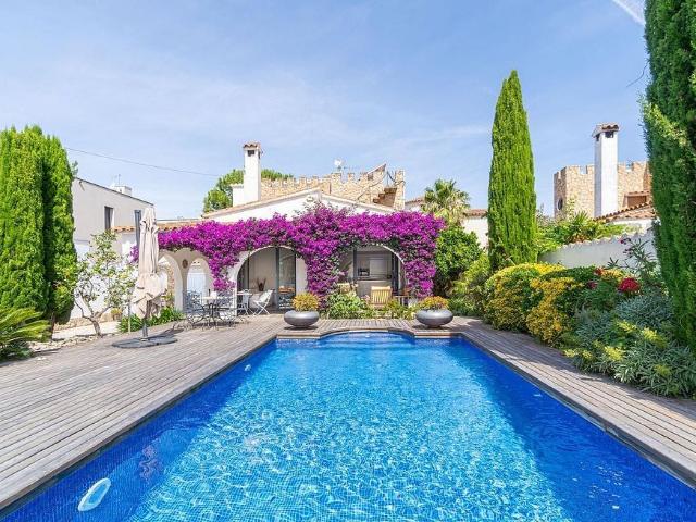 Chalet en venta en calle Pení, Castelló d´Empúries, de 139 m² 4 habitaciones por 569.000