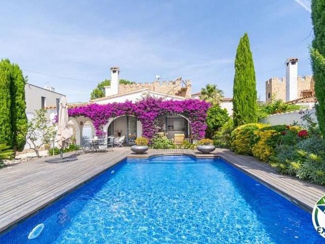 Chalet en venta en calle Pení, Castelló d´Empúries, de 139 m² 4 habitaciones por 569.000
