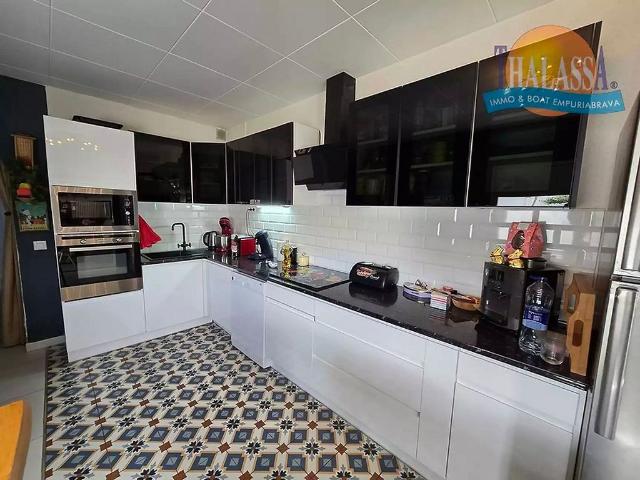 Chalet en venta en calle Pení, Castelló d´Empúries, de 74 m² 3 habitaciones por 368.000