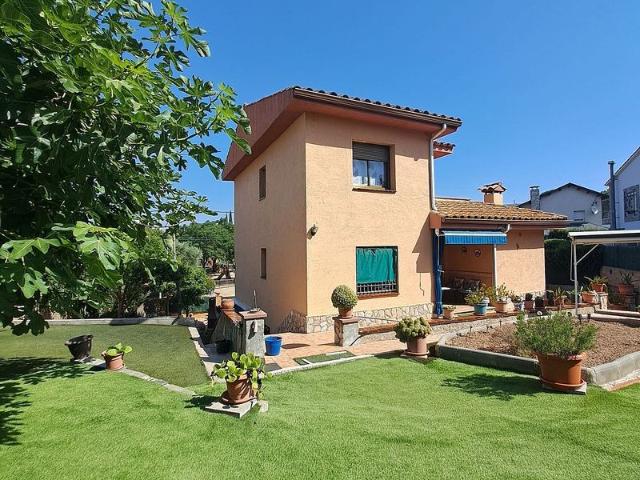 Chalet en venta en calle Pep Ventura, Castellbisbal, de 200 m² 4 habitaciones por 425.000