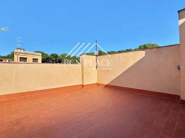 Chalet en venta en calle Pin i Soler, Santa Coloma de Cervelló, de 230 m² 3 habitaciones por 700.000