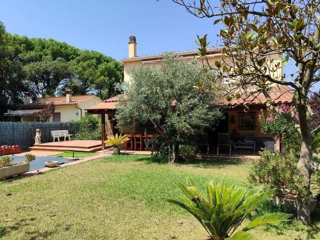 Chalet en venta en calle Pineda, Llagostera, de 220 m² 5 habitaciones por 449.000
