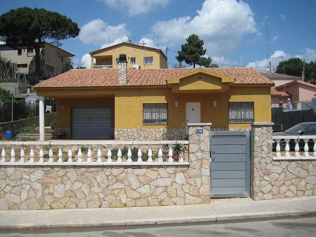 Chalet en venta en calle Pío Baroja, Tordera, de 170 m² 3 habitaciones por 110.100