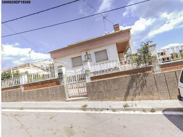 Chalet en venta en calle Piscines de Les, Rubí, de 424 m² 5 habitaciones por 270.000
