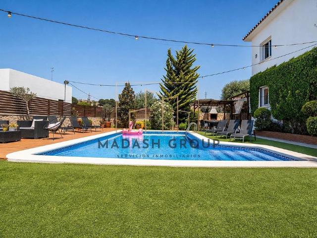 Chalet en venta en calle Prades, Cunit, de 252 m² 6 habitaciones por 499.000