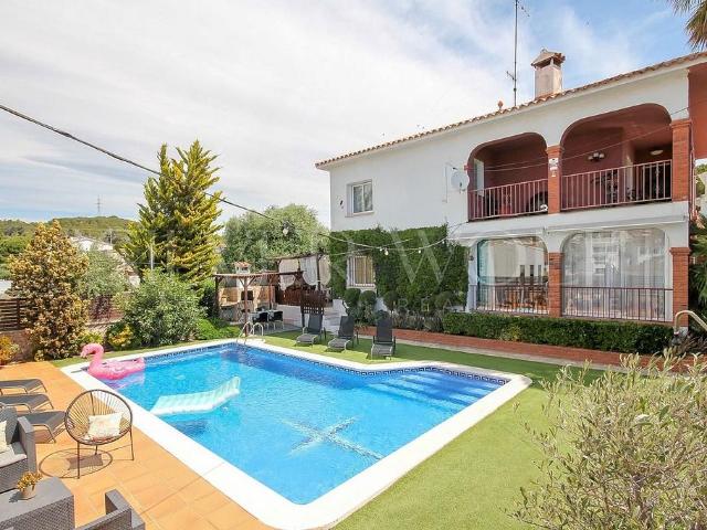 Chalet en venta en calle Prades, Cunit, de 252 m² 6 habitaciones por 595.000