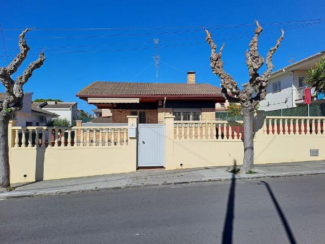 Chalet en venta en calle Provenca, Cunit, de 155 m² 3 habitaciones por 386.000