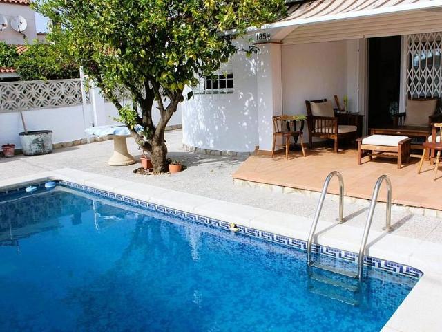 Chalet en venta en calle Puigmal, Castelló d´Empúries, de 146 m² 3 habitaciones por 367.500