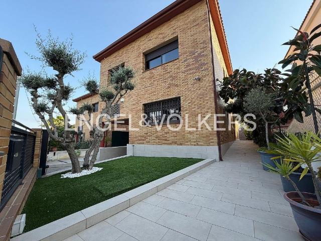 Chalet en venta en calle Rosselló, Pineda de Mar, de 367 m² 6 habitaciones por 750.000