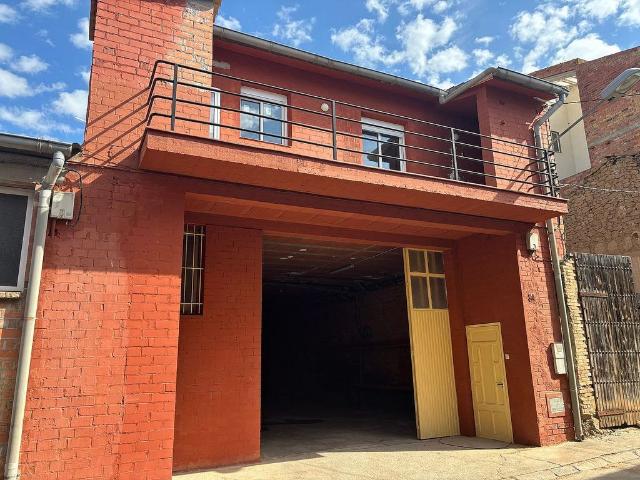 Chalet en venta en calle Raval, Albesa, de 260 m² 4 habitaciones por 120.000