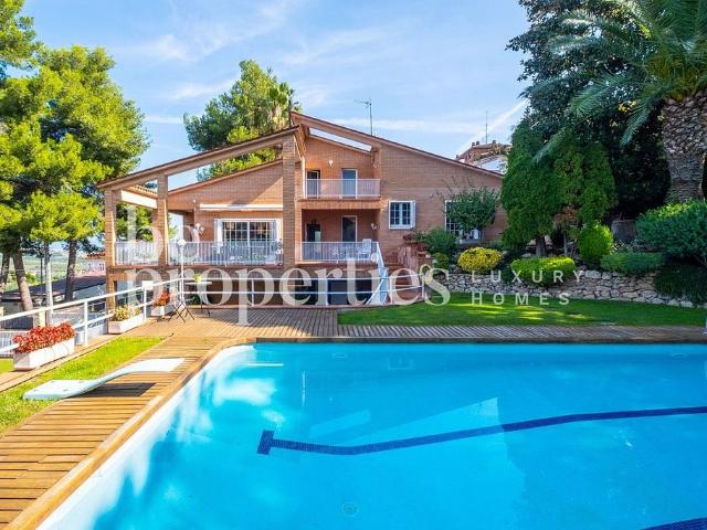 Chalet en venta en calle Rafael Casanovas, Gelida, de 550 m² 4 habitaciones por 750.000