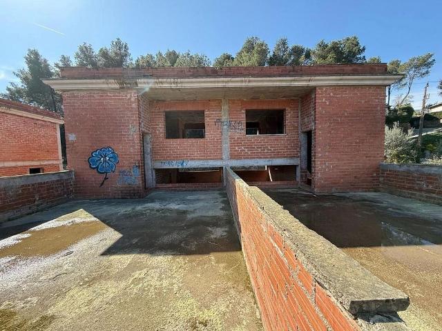 Chalet en venta en calle Ral, Corbera de Llobregat, de 1.427 m² 15 habitaciones por 250.000