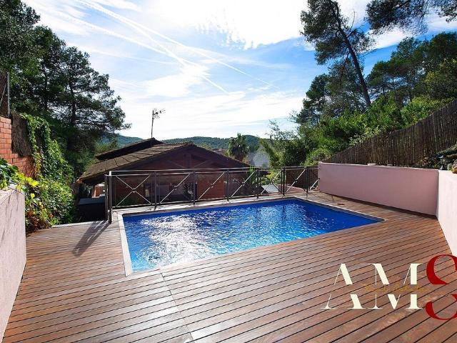 Chalet en venta en calle Rascler, Begues, de 292 m² 3 habitaciones por 698.000