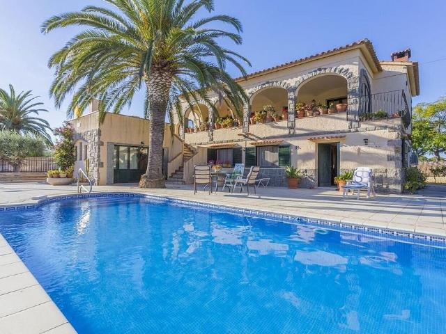 Chalet en venta en calle Requesens, Castelló d´Empúries, de 105 m² 3 habitaciones por 620.000