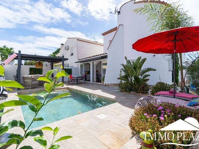 Chalet en venta en calle Requesens, Castelló d´Empúries, de 116 m² 3 habitaciones por 535.000