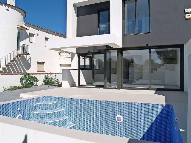 Chalet en venta en calle Requesens, Castelló d´Empúries, de 162 m² 4 habitaciones por 689.000