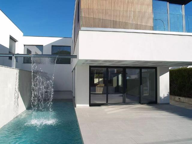 Chalet en venta en calle Requesens, Castelló d´Empúries, de 223 m² 4 habitaciones por 795.000