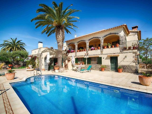 Chalet en venta en calle Requesens, Castelló d´Empúries, de 372 m² 4 habitaciones por 795.000