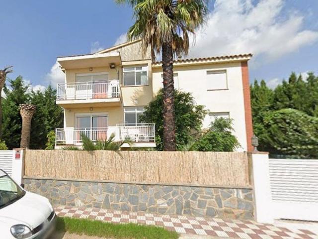Chalet en venta en calle Rubio i Bellver, Reus, de 311 m² 8 habitaciones por 303.300