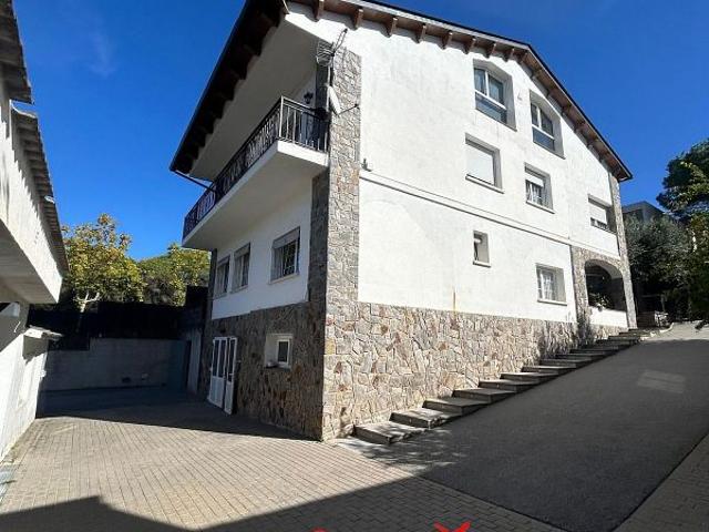 Chalet en venta en calle Tous, Palau solità i Plegamans, de 480 m² 7 habitaciones por 695.000