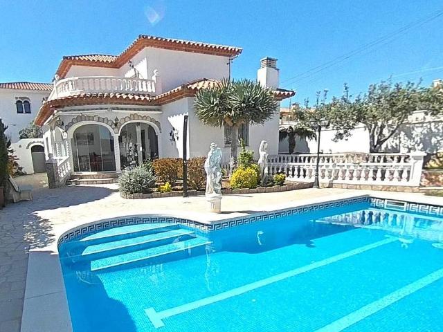 Chalet en venta en calle Tenerife, Mont Roig del Camp, de 248 m² 4 habitaciones por 499.000