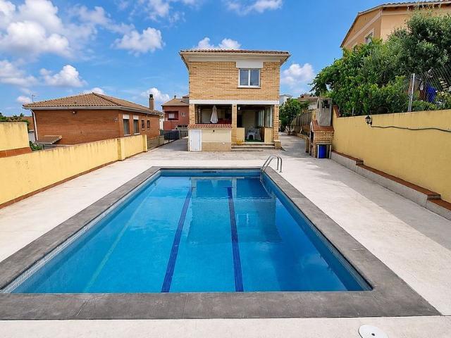 Chalet en venta en calle Tulipa, Vendrell, El, de 109 m² 4 habitaciones por 330.000