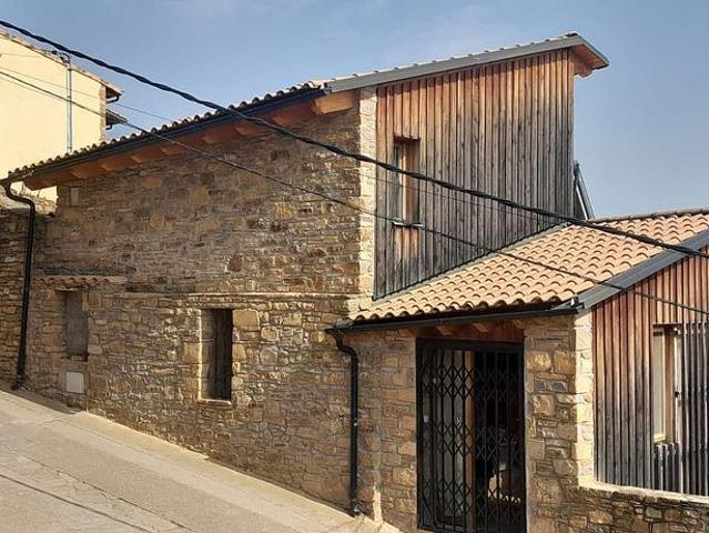 Chalet en venta en calle Unic, Pobla de Segur, la, de 135 m² 3 habitaciones por 290.000