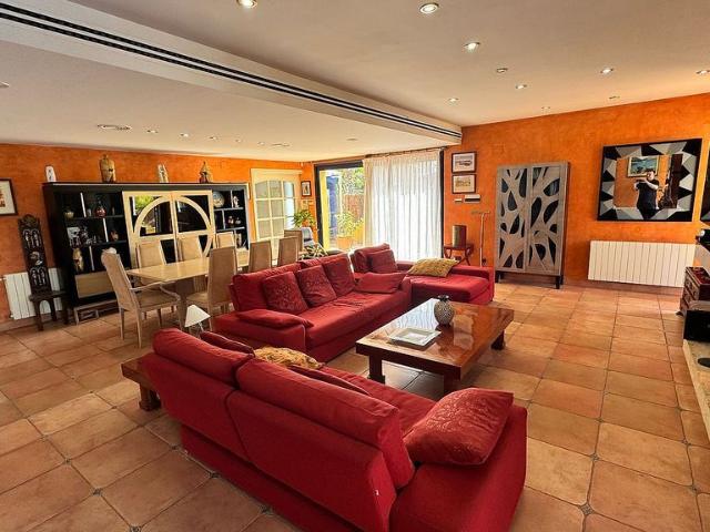 Chalet en venta en calle Urgell, Calafell, de 556 m² 5 habitaciones por 790.000