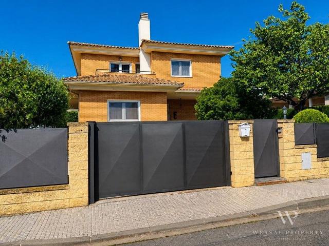 Chalet en venta en calle Varsòvia, Cambrils, de 140 m² 5 habitaciones por 650.000
