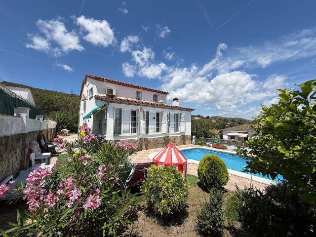 Chalet en venta en calle Vell Vilanova, Canyelles, de 298 m² 6 habitaciones por 399.000
