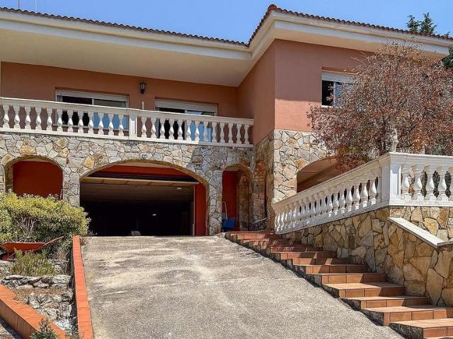 Chalet en venta en calle Venècia, Vallirana, de 270 m² 4 habitaciones por 475.000