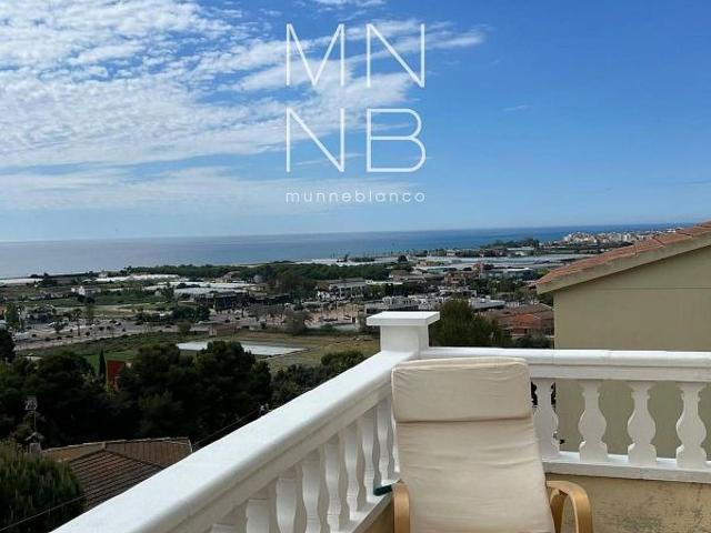 Chalet en venta en calle Verge, Santa Susanna, de 261 m² 5 habitaciones por 570.000