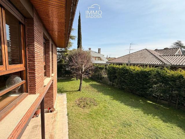 Chalet en venta en calle VI Ausetania, Manlleu, de 290 m² 6 habitaciones por 460.000