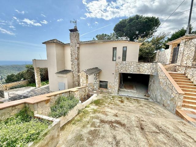 Chalet en venta en calle Vinyes, Sant Cebrià de Vallalta, de 282 m² 3 habitaciones por 470.000