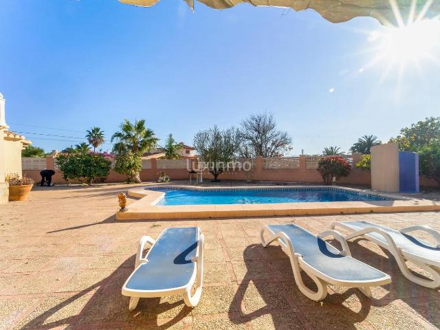 Chalet en venta en Calp, Canuta. CHALET CON VISTAS AL MAR EN UNA ZONA TRANQUILA. Chalets.