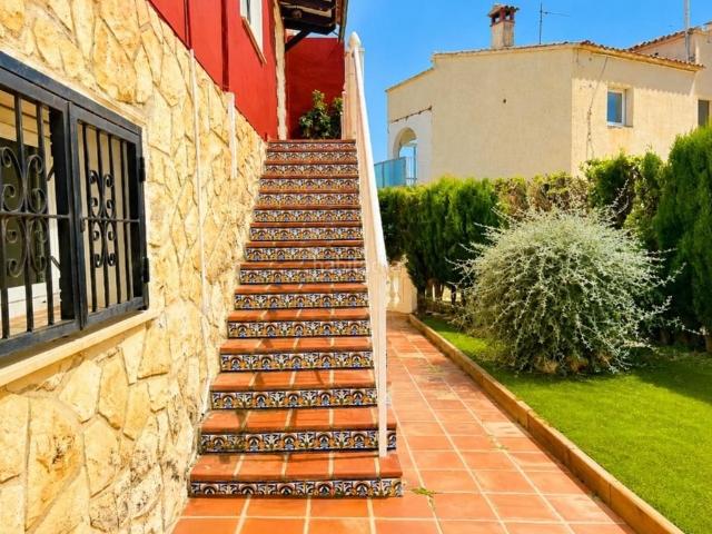Chalet en venta en Calp, Cometa. Espectacular Villa con Vistas al Mediterráneo, Piscina Privada y Total Privacidad en Calpe. Chalets.