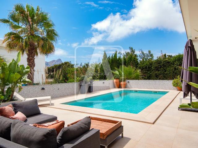 Chalet en venta en Calp, La Caleta La Calalga Les Bassetes. Chalets.