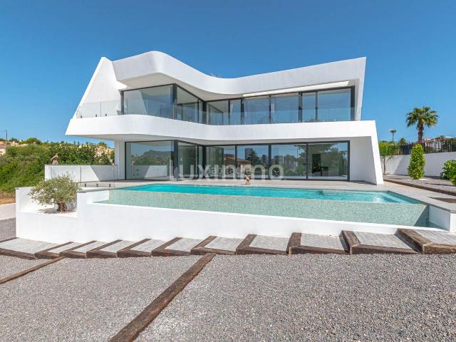 Chalet en venta en Calp, Marisol Park Ortembach Los Almendros. Amplia villa nueva con vistas panorámicas en venta en Calpe. Chalets.
