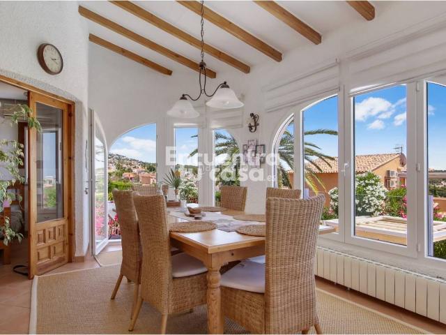 Chalet en venta en Calp, Marisol Park Ortembach Los Almendros. Espectacular villa con vistas al mar, piscina de agua salada y apartamento independiente a 7 minutos de la playa en Calp. Chalets.