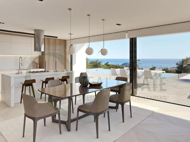 Chalet en venta en Calp, Pueblo. Villa de lujo en Calpe con vistas al mar, piscina privada y diseño contemporáneo. Chalets.