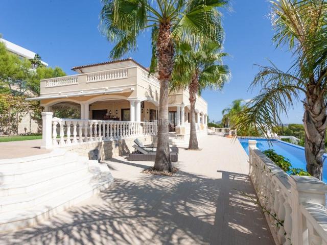 Chalet en venta en Calp, Pueblo. Villa en Calpe con vistas panorámicas al mar. Chalets.