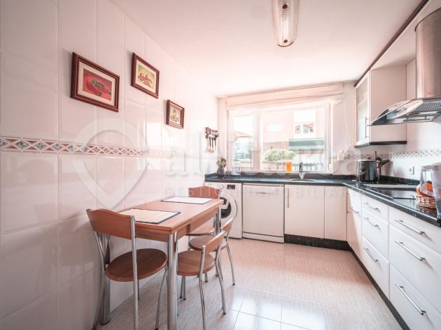 Chalet en venta en Camargo, Cacicedo. ABITAREA VENDE CHALET PAREADO. IMPECABLE Y MUY LUMINOSO. Chalets.