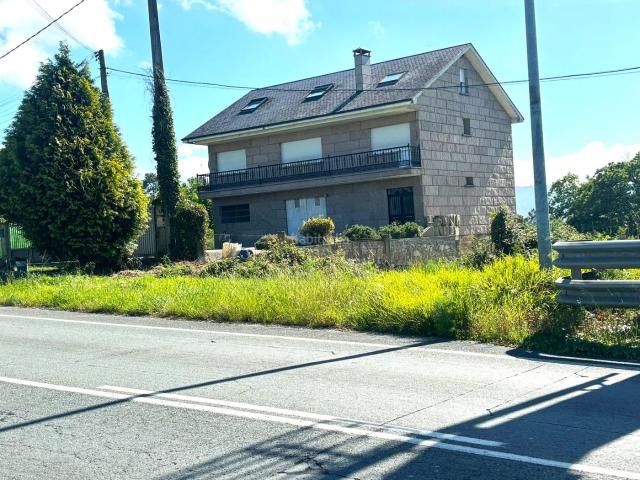 Chalet en venta en Cambre. Chalet con dos viviendas independientes y bajo diáfano. Chalets.