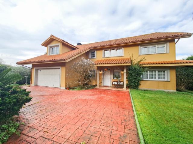 Chalet en venta en Cambre. Chalets.