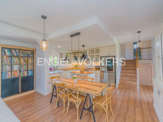 Chalet en venta en Campello el, Campello Pueblo. Villa Independiente con Gran Parcela Privada en El Campello. Chalets Campello.