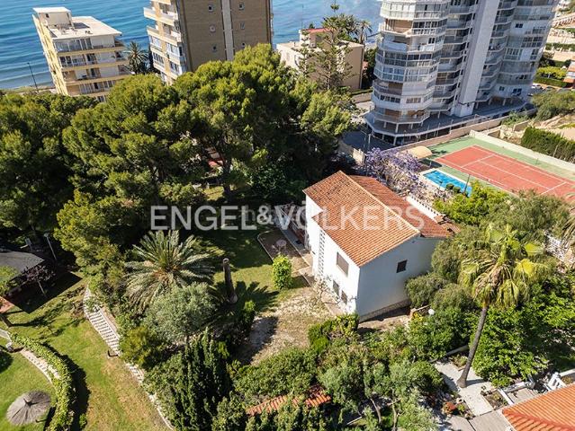 Chalet en venta en Campello el, Playa Muchavista. Villa con Gran Potencial a Escasos Metros de la Playa de Muchavista. Chalets Campello.