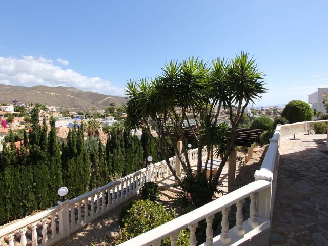 Chalet en venta en Campello el, Pueblo Acantilado Lanuza. Impresionante villa mediterránea con vistas panorámicas al mar y a la montaña. Chalets Campello.