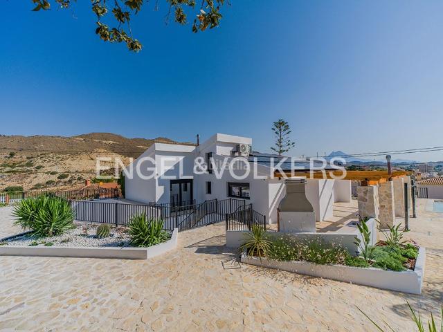 Chalet en venta en Campello el, Pueblo Acantilado Lanuza. Villa Exclusiva con Vistas Panorámicas al Mediterráneo. Chalets Campello.