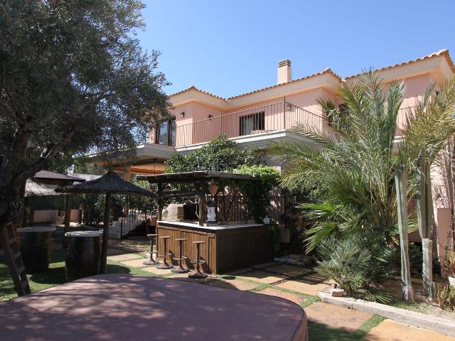 Chalet en venta en Campello el, Pueblo Español Coveta Fumá. Grote vrijstaande 4 slaapkamer villa in een van de meest gewilde wijken van de plaats El Campello. Chalets Campello.